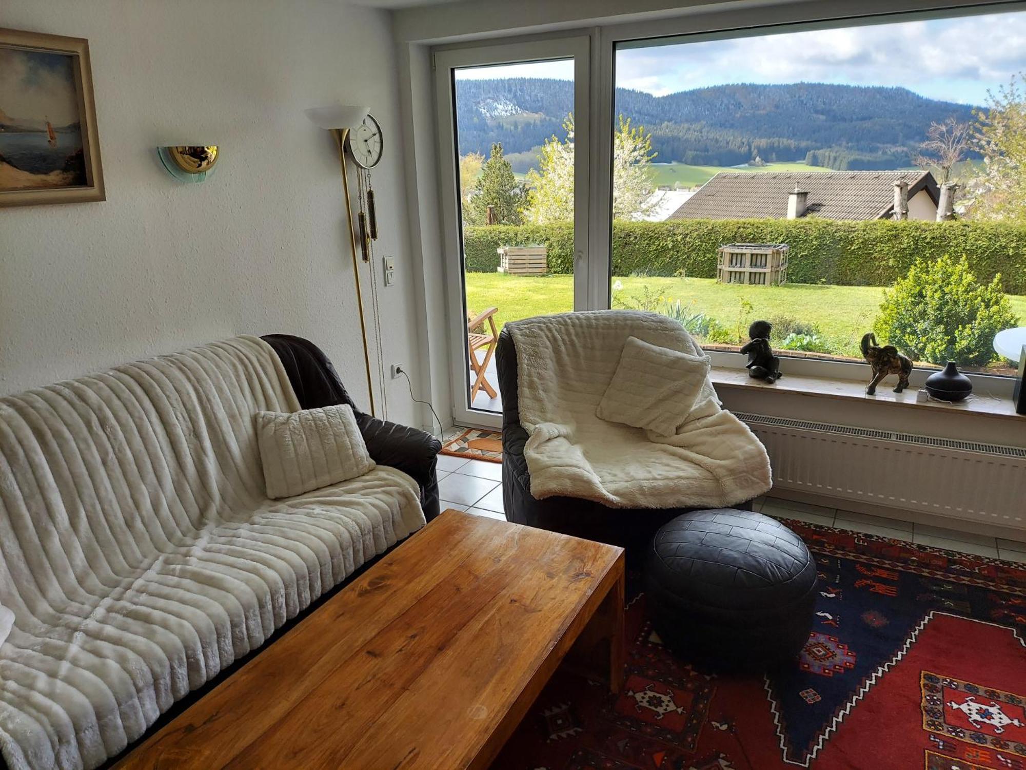 Mit Tollem Ausblick Auf Der Schwaebischen Alb. Apartment